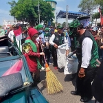 Bupati Jombang, Mundjidah Wahab, beserta Gerakan Pemuda Kakbah di wilayahnya.
