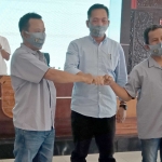 Shohibul Hujjah (Ocik) dan Joko Hariyanto (Pak De Joko) akhirnya bergandengan tangan. Sementara di tengah mereka Ketua PWI Jatim Ainur Rohim, Sabtu (12/9/2020). foto: ahmad fuad/ bangsaonline.com