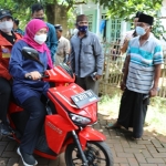 Gubernur Jawa Timur Khofifah Indar Parawansa membonceng Ketua DPR RI Puan Maharani saat berkunjung di Pulau Gilyang Sumenep Madura, Kamis (3/3/2022). Foto: Kominfo Pemprov Jatim