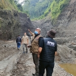 Ketua FPRB Kabupaten Kediri, Ari Purnomo Adi, bersama tim gabungan saat meninjau lokasi penambangan galian C di Kecamatan Ngancar. Foto: MUJI HARJITA/ BANGSAONLINE