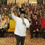 Gus Ipul saat foto bersama relawan barisan pendukung Presiden Joko Widodo (Jokowi), Indonesia Link.