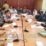 Suasana hearing Komisi D dengann SP FSPMI PT. Smelting dan Disnakertrans sebelum dibatalkan karena manajemen Smelting tak hadir. foto: SYUHUD/ BANGSAONLINE