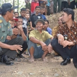 Bupati Madiun melakukan peninjauan dan dialog dengan warga di Lubang Sudo yang merupakan bukti peninggalan keganasan PKI tahun 1948.