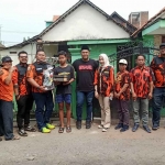 Anggota Sapma Pemuda Pancasila Sidoarjo saat foto bersama pelajar yang mendapat bantuan untuk melanjutkan pendidikan.