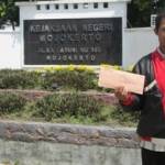 Kuasa Hukum penggugat menunjukkan surat yang akan dikirim ke KY. Foto: agus supriyanto/BANGSAONLINE