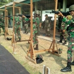 40 prajurit Korem 084/Bhaskara Jaya latihan menembak di lapangan tembak Korem.