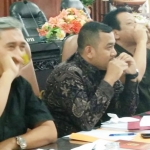 Komisi II DPRD Kota Mojokerto minum jamu tolak angin. Ikrar tidak bakal masuk angin melangkah ke interpelasi.