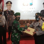 Kapolres Pasuruan AKBP Rofiq Ripto Himawan memberikan bingkisan saat mengecek pos pengamanan di Simpang 4 Taman Dayu.