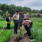 Kapolres Ponorogo AKBP Arief Fitrianto saat mendatangi lokasi penemuan mayat bayi di area sawah Desa Kaponan, Kecamatan Mlarak, Kabupaten Ponorogo.