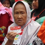 Salah satu warga penerima bantuan sosial dari Kementerian Sosial. Foto: Ist 