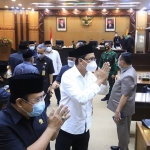 MENYAPA: Bupati Sidoarjo Terpilih Ahmad Muhdlor (Gus Muhdlor) usai mengikuti Rapat Paripurna DPRD Sidoarjo, Selasa (26/1/2021). (foto: ist)