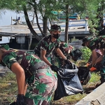 Kegiatan bersih-bersih pantai di TPI Paiton yang dilakukan siswa sekolah artileri Kodikopsla Kodiklatal.