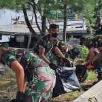 Kegiatan bersih-bersih pantai di TPI Paiton yang dilakukan siswa sekolah artileri Kodikopsla Kodiklatal.