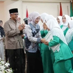 Vinanda Prameswati didampingi Gus Qowim saat memberi selamat kepada pengurus baru. (Ist)
