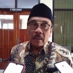 Ketua DPRD Trenggalek, Samsul Anam, saat memberi keterangan kepada awak media.