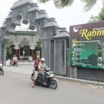 Pintu Gerbang Masjid Rahmat Kembang Kuning Surabaya yang sengaja dibentuk menyerupai daun semanggi yang memiliki filosofi tersendiri. foto: YUDI/ BANGSAONLINE