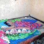 Mbah Waginah terbaring di atas ranjang tak berdaya karena penyakitnya. foto: ROMZA/ BANGSAONLINE