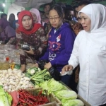 Gubernur Jawa Timur Khofifah Indar Parawansa blusukan ke pasar tradisionil Wadungasri Kecamatan Waru Sidoarjo.