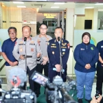Kapolda Jatim saat menggelar konferensi pers terkait robohnya salah satu bangunan di Ponpes Al Khoziny, Sidoarjo.