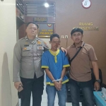 Pelaku saat diamankan di Polsek Sidayu. (Ist)