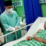 Dengan anggaran pribadi, Gus Barra memberikan bantuan langsung masing-masing keluarga korban meninggal dan luka akibat tumbangnya pohon di Wisata Pemandian Jolotundo, Trawas, Mojokerto. foto: ROCHMAT SAIFUL ARIS/ BANGSAONLINE