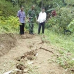 Tanah retak di Desa Kepel membuat warga masyarakat harus hati-hati. 