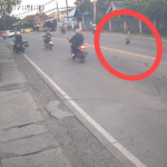Tangkapan layar CCTV saat bocah berusia 6 tahun berada di tengah jalan raya