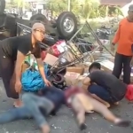 Warga saat mengevakuasi korban kecelakaan di Jalan Ir Soekarno atau Ring Road Timur masuk Desa Kandangan, Kecamatan/Kabupaten Ngawi.