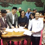 Menteri Keuangan Sri Mulyani bersama Komisi XI menandatangani UU PNBP.