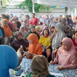 Suasana operasi pasar yang digelar Pemprov Jatim.