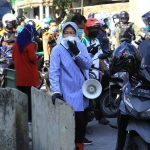 Wali Kota Risma saat memberikan imbauan protokol kesehatan ke warga di kawasan Surabaya Utara. foto: ist.