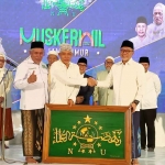 Ketua PWNU Jatim, KH Marzuki Mustamar, saat memberikan cendera mata kepada Menteri Perdagangan, Zulkifli Hasan, ketika Muskerwil 2022 di Nganjuk.