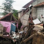 Kondisi rumah warga di bantaran sungai Bengawan Solo yang ambrol.