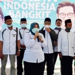 Sekretaris DPW PKB Jawa Timur, Anik Maslachah memantau langsung pelaksanaan vaksinasi di Ngawi. foto: istimewa