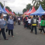  Pasar rakyat di seputar Alun-alun Trenggalek. foto: HERMAN/ BANGSAONLINE