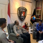 Kapolres Ngawi, AKBP Dwiasi Wiyatputera, saat menerima kunjungan Gowim Mahali selaku kepala lembaga pemasyarakatan setempat.
