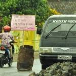 Salah satu tulisan berbentuk protes atas kerusakan jalan akibat truk pasir. (Arif Kurniawan/BangsaOnline)