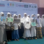 ?GRATIS: Beberapa santriwati foto bersama di panggung LKNU Sidoarjo di GOR Delta, Minggu (22/10). Foto: MUSTAIN/BANGSAONLINE