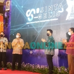 Wakil Gubernur Jatim, Emil Elestianto Dardak, saat meluncurkan Aplikasi Sinta Gelis. Foto: DEVI FITRI AFRIYANTI/BANGSAONLINE