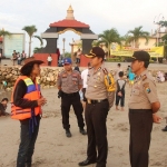 Kapolres Gresik AKBP Wahyu S Bintoro saat berbincang dengan pengawas Pantai Delegan.