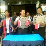 ?Kapolrestabes Surabaya Kombes Pol Setija Junianta yang didampingi Kapolsek Jambangan Kompol Dwi Gatot Priyono menunjukkan barang bukti. Foto:rusmiyanto/ BANGSAONLINE