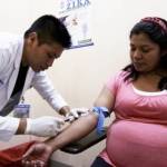 Seorang ibu hamil sedang memeriksakan kandunganya lantaran khawatir terhadap penyebaran virus zika.