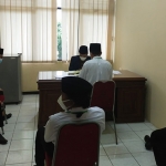Suasana ketika bakal calon kepala desa di Kabupaten Pasuruan saat mengikuti ujian tes tulis dan baca kitab suci di kantor bupati.