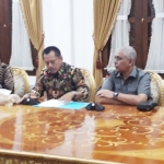 Sekdaprov Jatim, Heru Tjahjono (dua dari kiri) dan Ketua Asprov PSSI Jatim, Ahmad Riyadh (dua dari kanan) saat menggelar konferensi pers di Gedung Negara Grahadi, Surabaya. foto: DIDI ROSADI/ BANGSAONLINE