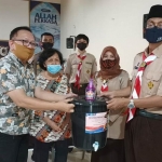 Kepala SMAN 2 Batu Anto Dwi Cahyono, S.Pd, M.M. saat menyerahkan bantuan ke salah satu gereja di Kecamatan Junrejo, Kota Batu, Jumat (14/8).