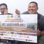 BPBD dan FRPB Kabupaten Pamekasan saat menyerahkan bantuan uang tunai yang dikumpulkan dari masyarakat Bumi Gerbang Salam.