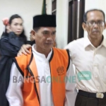 Kasnam (memakai rompi tahanan), Guru Cabul usai mengikuti sidang vonis di PN Jombang, Kamis (15/12). foto: ROMZA/ BANGSAONLINE