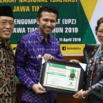 Wagub Jatim Emil Elestianto Dardak memberikan piagam penghargaan kepada Kepala Dinas Kehutanan Jatim, Dewi Juniar Putriatni selaku dinas dengan peningkatan ZIS terbaik pada Baznas Award 2019. foto: ist