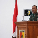 Kasrem 084/BJ Kolonel Inf H Sugiyono saat membacakan sambutan Komandan Korem 084/Bhaskara Jaya Brigjen TNI Widjanarko.