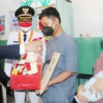 Wali Kota Gus Ipul bersama Wawali Mas Adi menyerahkan langsung akta kelahiran bayi di Hari Ulang Tahun (HUT) ke-76 Kemerdekaan RI.